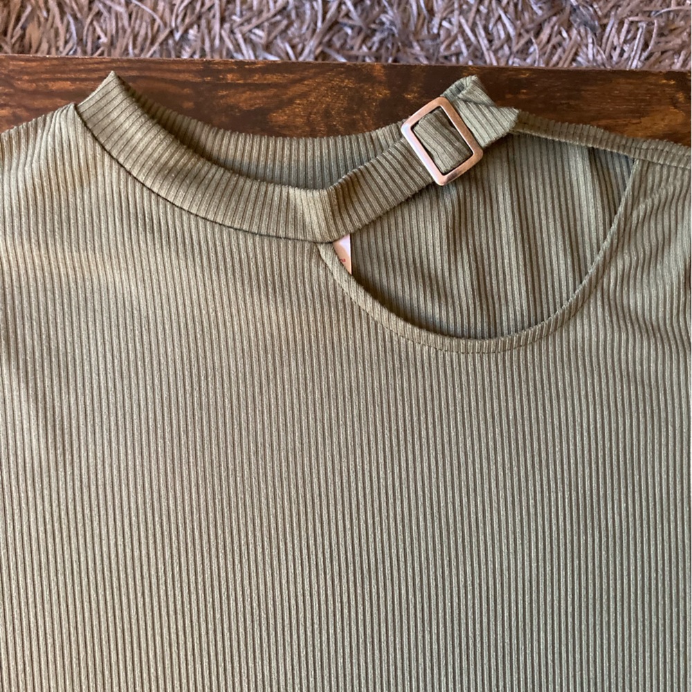 Women’s short sleeved top with buckle collar